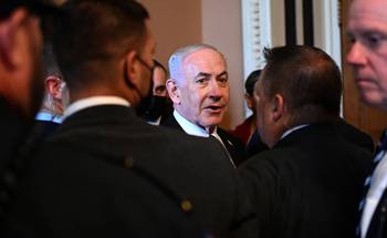 El primer ministro israelí, Benjamin Netanyahu, llega a una reunión con legisladores en el Capitolio de Estados Unidos en Washington. · Foto: Alex Wroblewski, AFP