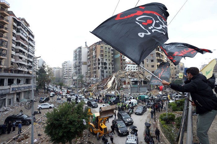 Partidarios de Hezbolá ondean banderas, este miércoles, en el sur de Beirut, mientras la gente regresa a la zona para revisar sus hogares después de que entrara en vigor un alto el fuego entre Israel y Hezbolá. · Foto: Ibrahim Amro, AFP