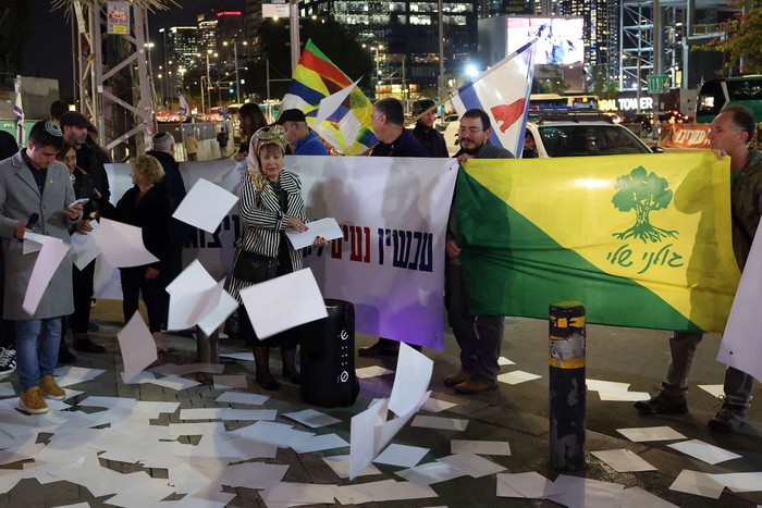 Protesta frente al Ministerio de Defensa israelí en Tel Aviv, el 26 de noviembre, contra un posible alto el fuego con Hezbolá. · Foto: Jack Guez, AFP