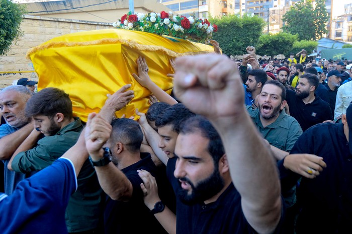 Procesión fúnebre de los comandantes de Hezbolá Ibrahim Mohammed Kobeissi y Hussein Ezzedine, el 25 de setiembre, en Beirut. · Foto: AFP