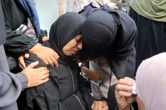 Palestinos lloran a sus familiares, muertos en un ataque israelí, en el hospital de los Mártires de Al-Aqsa, el 17 de agosto, en Deir el-Balah, Franja de Gaza. · Foto: Eyad Baba / AFP