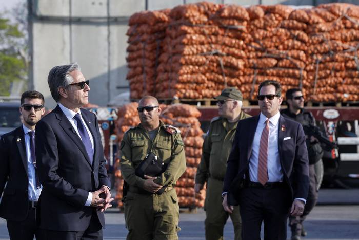 El secretario de Estado de Estados Unidos, Antony Blinken (i), en el cruce fronterizo de Kerem Shalom con la Franja de Gaza, el 1 de mayo. · Foto: Evelyn Hockstein, AFP