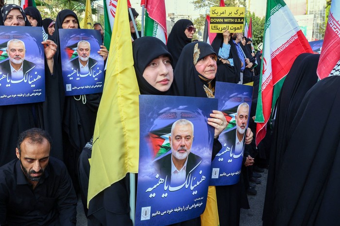 Iraníes sostienen retratos del líder de Hamas asesinado, Ismail Haniyeh, durante una protesta para denunciar su asesinato, el 31 de julio, en la plaza Palestina de la capital, Teherán. · Foto: AFP