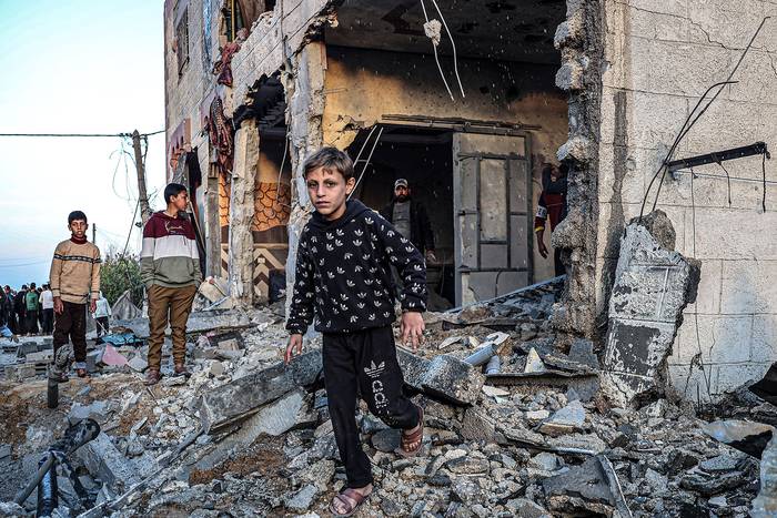 Edificio gravemente dañado por el bombardeo israelí, ayer, en Rafah, en el sur de la Franja de Gaza. · Foto: Said Khatib, AFP