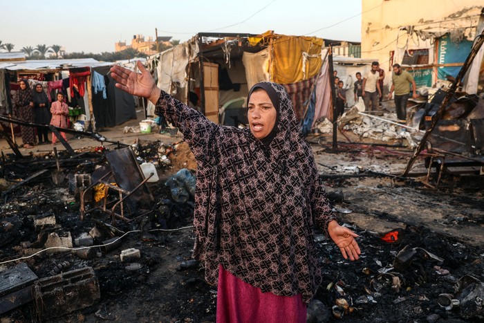 Destrucción que causó un ataque del ejército israelí en torno a las carpas para desplazados, el 14 de octubre, en la Franja de Gaza. · Foto: Eyad Baba / AFP