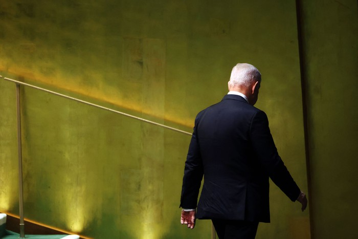 Benjamin Netanyahu después de hablar durante la 79ª sesión de la Asamblea General de las Naciones Unidas, el 27 de setiembre, en la ciudad de Nueva York. · Foto: Charly Triballeau, AFP