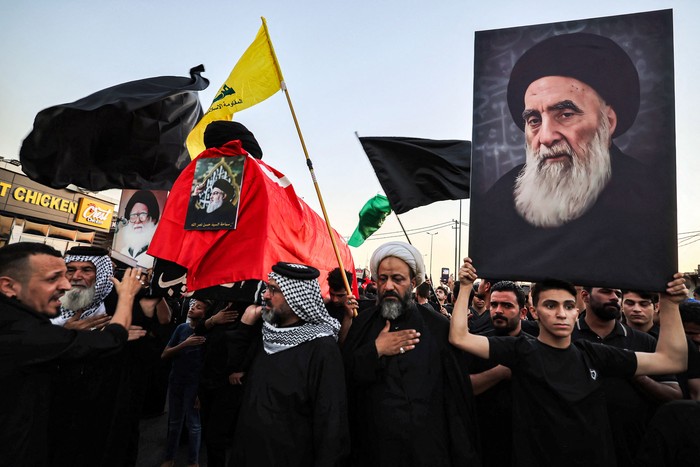 Acto conmemorativo por Hasán Nasrala, el difunto líder del grupo Hezbolá, este domingo, en Ciudad Sáder, en Bagdad. · Foto: Ahmad Al- Rubaye / AFP)