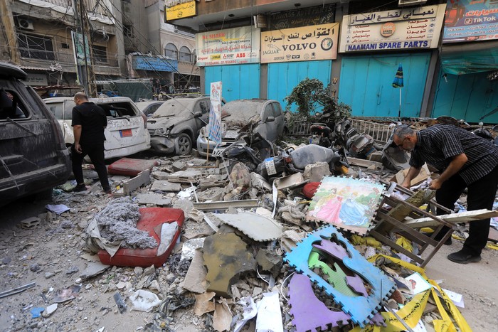 Edificio residencial cuyos dos pisos superiores fueron alcanzados por un ataque israelí, el 24 de setiembre, en el área de Ghobeiri, sur de Beirut. · Foto: AFP