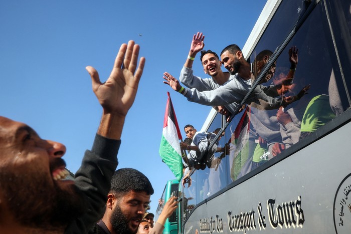 Palestinos liberados por Israel son recibidos por familiares y amigos a su llegada al Hospital Europeo de Khan Junis para controles médicos, el 1 de febrero. · Foto: Eyad Baba, AFP