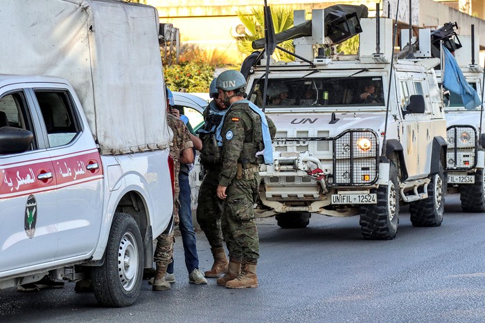 Cascos azules españoles de la Fuerza Provisional de las Naciones Unidas en Líbano coordinan su patrulla con la Policía Militar Libanesa, el 8 de octubre, en Marjayoun, en el sur de Líbano. · Foto: AFP