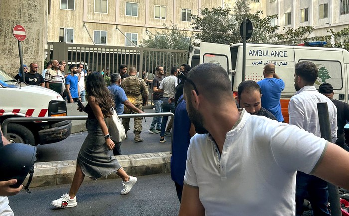 Heridos son llevados a un hospital en Beirut, el 17 de setiembre, después de que explosiones afectaran a varios bastiones de Hezbolá en todo el Líbano. · Foto: Anwar Amro, AFP.