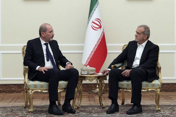 Ayman Safadi, ministro de Asuntos Exteriores de Jordania, y Masoud Pezeshkian, presidente iraní, el 4 de agosto, en Teherán. · Foto: Presidencia iraní, AFP