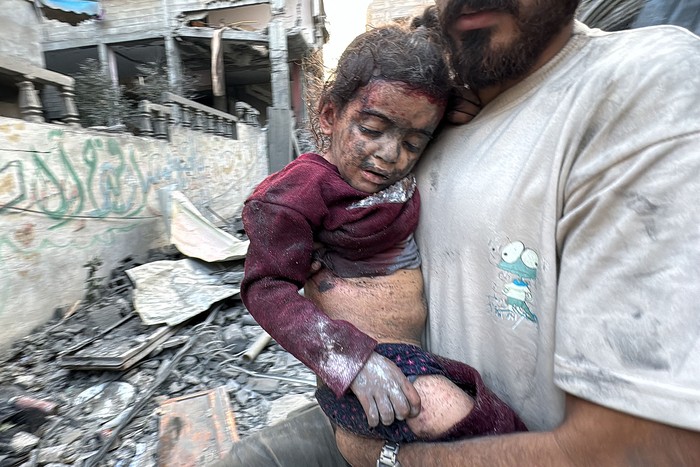 Víctimas de un ataque israelí en el campo de refugiados de Jabalia, en el norte de la Franja de Gaza, el 7 de noviembre. · Foto: AFP