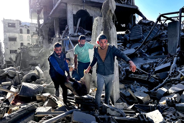 Palestinos retiran un cuerpo de los escombros de un edificio alcanzado por un ataque israelí, el 29 de octubre, en Beit Lahia, en el norte de la Franja de Gaza. · Foto: AFP