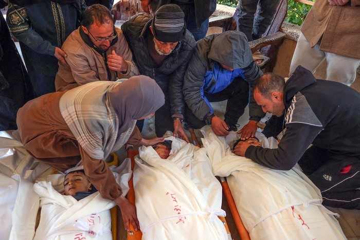 Cuerpos de los niños palestinos desplazados que murieron en un ataque israelí nocturno contra un campamento en Mawasi Khan Yunis, ayer, en el sur de la Franja de Gaza. · Foto: Bashar Taleb, AFP