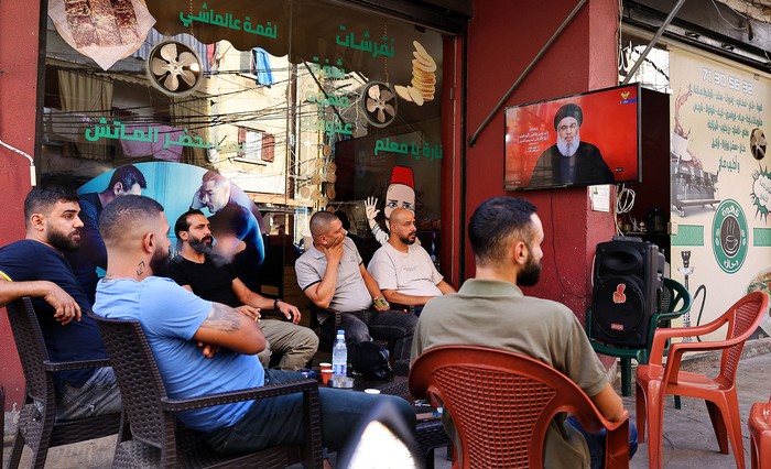 El líder de Hezbolá, Hassan Nasrallah, aparece en la televisión, el 19 de setiembre, en un café en Beirut. · Foto: Anwar Amro, AFP.