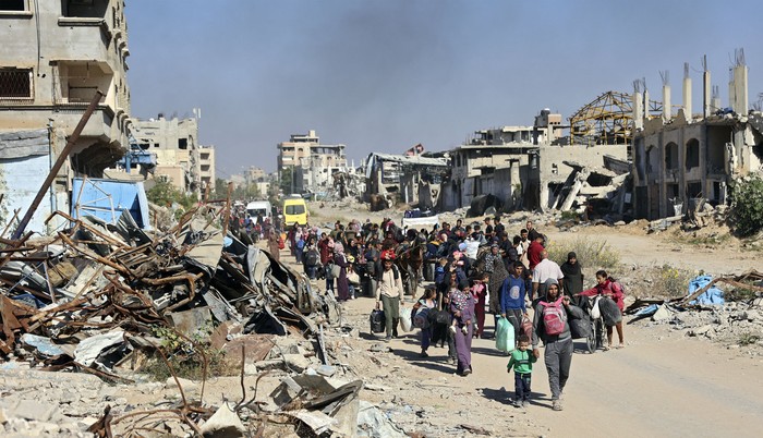 Palestinos desplazados que huyen de las operaciones militares israelíes en Beit Lahia, en el norte de la Franja de Gaza, el 22 de octubre, en la carretera principal Saladino. · Foto: Omar Al-Qattaa, AFP