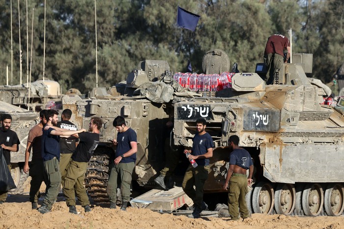 Soldados israelíes en la frontera con la Franja de Gaza, el 5 de mayo. · Foto: Menahen Kahana, AFP