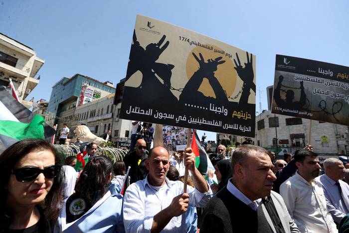 Protesta en el día de los prisioneros palestinos, ayer, en Ramallah, Cisjordania. · Foto: Issam Rimawi, Anadolu, AFP