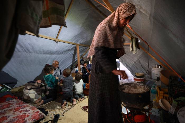 Palestinos desplazados, en el primer día del mes sagrado de ayuno musulmán del Ramadán, el 11 de marzo, en Rafah, en la Franja de Gaza. · Foto: Mohammed Abed, AFP