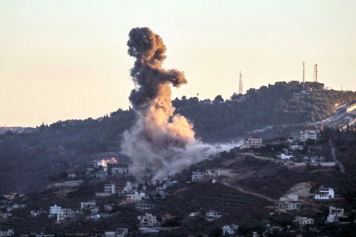 Nubes de humo en el lugar de un ataque israelí que tuvo como objetivo la aldea de Odaisseh, en el sur de Líbano, el 18 de setiembre, cerca de la frontera con Israel. · Foto: Rabih Daher, AFP