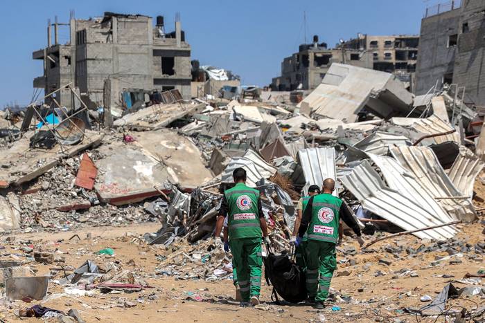 Paramédicos palestinos se llevan los cuerpos de los muertos descubiertos en las cercanías del Hospital Al-Shifa, el miércoles, en la ciudad de Gaza. · Foto: AFP
