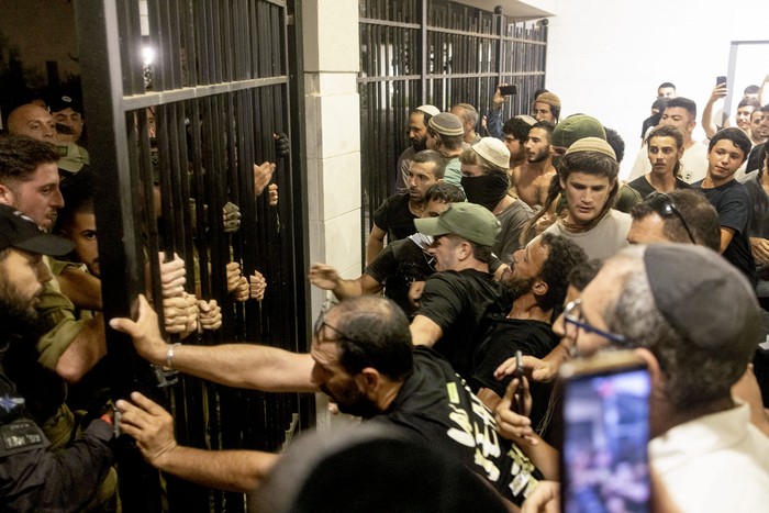 Soldados y policías israelíes se enfrentan a manifestantes de derecha, el 29 de julio, después de que irrumpieran en la base militar de Bayt Lid. · Foto: Oren Ziv, AFP