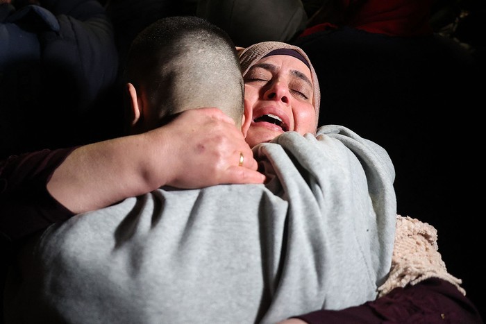 Una mujer palestina abraza a su hijo liberado, el 20 de enero, en la ciudad de Beitunia, en la Cisjordania ocupada. · Foto: Zain Jaafar, AFP