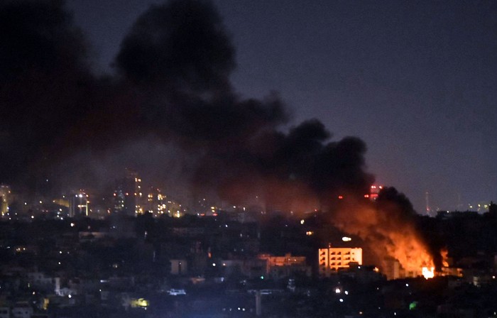 Zonas alcanzadas por un ataque aéreo israelí, el 20 de octubre, en los suburbios del sur de Beirut. · Foto: Fadel Itani / AFP