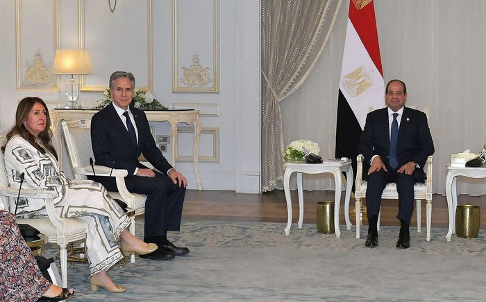 Herro Mustafa Garg, embajadora estadounidense en El Cairo; Antony Blinken, secretario de Estado estadounidense, y Abdel Fattah el Sisi,  presidente egipcio, el 20 de agosto, en El Cairo. · Foto: Presidencia egipcia, AFP