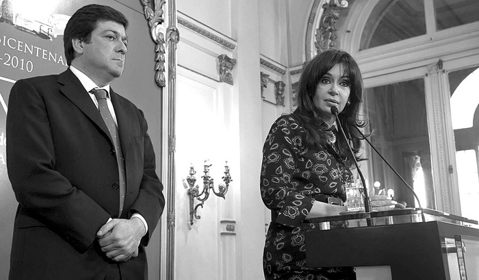  La presidenta Cristina Fernández y el titular del Comité Federal de Radiodifusión (COMFER), Gabriel Mariotto, ayer, en conferencia de prensa  · Foto: Presidencia argentina, s/d de autor