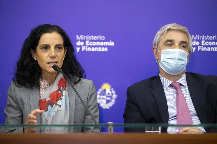 Azucena Arbeleche y Mauricio Di Lorenzo, este jueves, en el Ministerio de Economía y Fenanzas.  · Foto: .