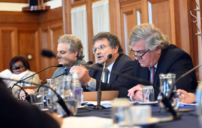 Fernando Blanco (c), del Ministerio de Economía y Finanzas el 19 de julio, en la Comisión integrada de Vivienda con Hacienda del Senado. · Foto: Mara Quintero