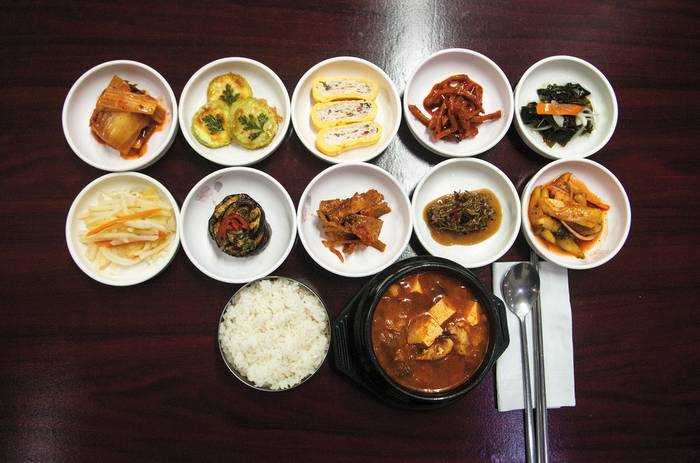 Kimchi jjigae con arroz, estofado de kimchi, carne de cerdo y tofu en el restaurante Myeong Ga. Foto: Manuela Aldabe