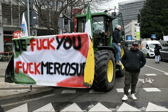 Protesta de granjeros italianos contra el acuerdo entre la Unión Europea y el Mercosur, el 9 de enero en Milán. · Foto: Marco Bertorello, AFP