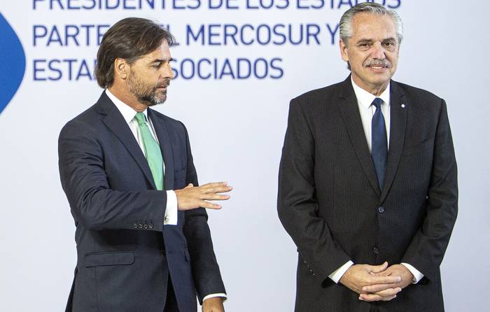 Luis Lacalle Pou y Alberto Fernández, el Edificio del Mercosur (archivo, diciembre de 2022). · Foto: Ernesto Ryan