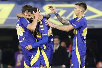 Miguel Merentiel, de Boca, festeja con sus compañeros su gol a Estudiantes de La Plata, el 19 de abril, en el estadio La Bombonera. · Foto: Alejandro Pagni, AFP