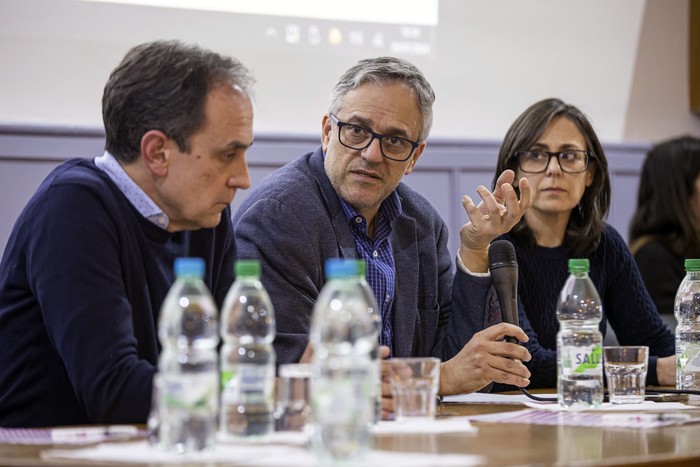 Fernando Miranda, Rodrigo Arim, y Mariana Seoane, durante una mesa redonda, el 29 de julio, en la Facultad de Odontología. · Foto: Rodrigo Viera Amaral