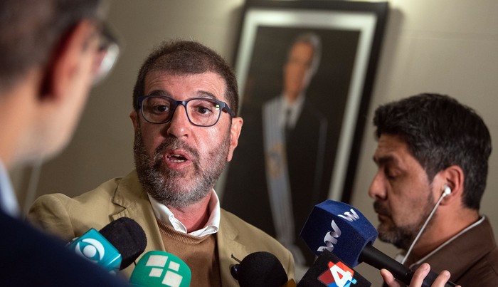 Rueda de prensa de Fernando Pereira, el 3 de octubre, luego de la mesa política del Frente Amplio. · Foto: Gianni Schiaffarino