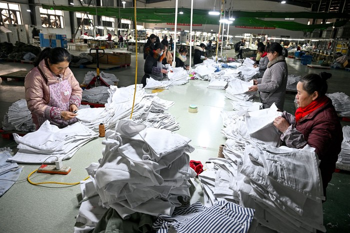 Fábrica textil de exportación, en Suqian, en la provincia oriental china de Jiangsu, el 23 de enero. · Foto: AFP