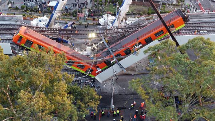 Vista del colapso de los vagones del metro, este martes, en la Ciudad de México.
 · Foto: Sáshenka Gutiérrez, Efe