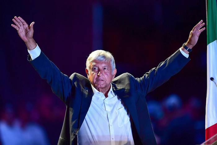 Andrés Manuel López Obrador, candidato presidencial de la coalición "Juntos haremos historia", en el acto de clausura de su campaña en el estadio Azteca en la Ciudad de México, el 27 de junio.  · Foto: Ronaldo Schemidt, AFP