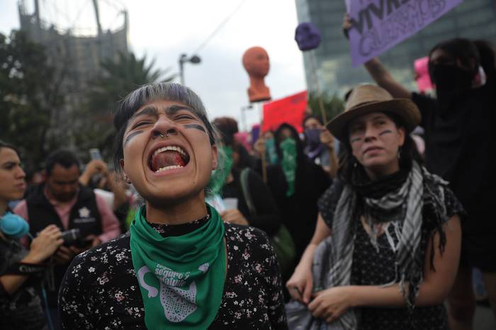 Protesta en contra de abusos sexuales por parte de cuerpos policiales, este viernes en Ciudad de México  · Foto: Sáshenka Gutiérrez, Efe