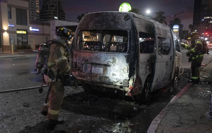 Vehículo de transporte colectivo quemado luego de que individuos no identificados lo incendiaran, el viernes, en Tijuana, estado de Baja California, México. · Foto: Guillermo Arias, AFP