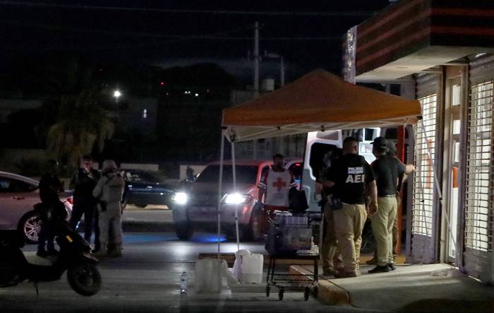Miembros de la Guardia Nacional trabajan en el lugar donde fueron asesinados cuatro trabajadores de una estación de radio y dos empleados de un restaurante resultaron heridos, el 11 de agosto, en Ciudad Juárez, estado de Chihuahua. · Foto: Herika Martínez, AFP