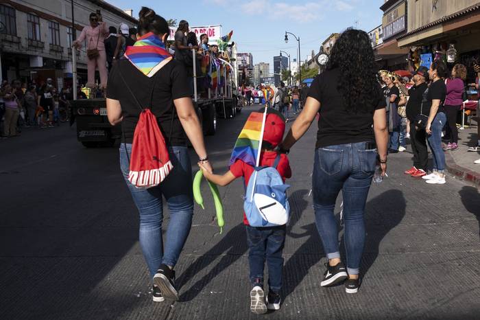 Activistas de derechos de género y miembros y simpatizantes de la comunidad LGBTQ+ participan en el Desfile del Orgullo en Tijuana, estado de Baja California, México, el 24 de junio de 2023. · Foto: Guillermo Arias, AFP