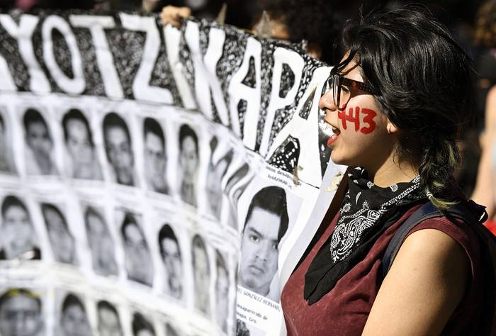 Marcha en el noveno aniversario de la desaparición de 43 estudiantes de la escuela de formación docente de Ayotzinapa, en la Ciudad de México (27.09.2023). · Foto: Alfredo Estrella, AFP