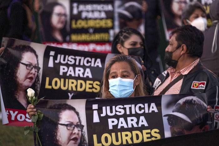 Protestas por los asesinatos de los periodistas Lourdes Maldonado y Margarito Martínez frente al edificio de la fiscalía federal en Tijuana, México (26/01/2022). · Foto: Guillermo Arias, AFP