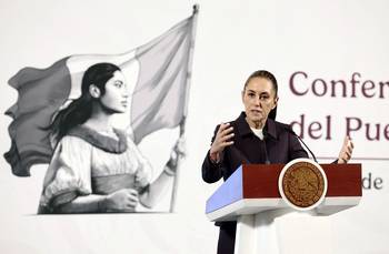 Claudia Sheinbaum, presidenta de México, durante su conferencia de prensa diaria en el Palacio Nacional de Ciudad de México. · Foto: Sergio Morales / AFP