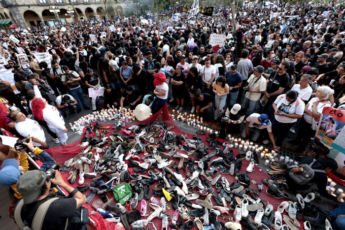 Vigilia “Luto Nacional Teuchitlán” en memoria de quienes perdieron la vida en el Rancho Izaguirre, el sábado, en Guadalajara, Jalisco. · Foto: Ulises Ruiz, AFP